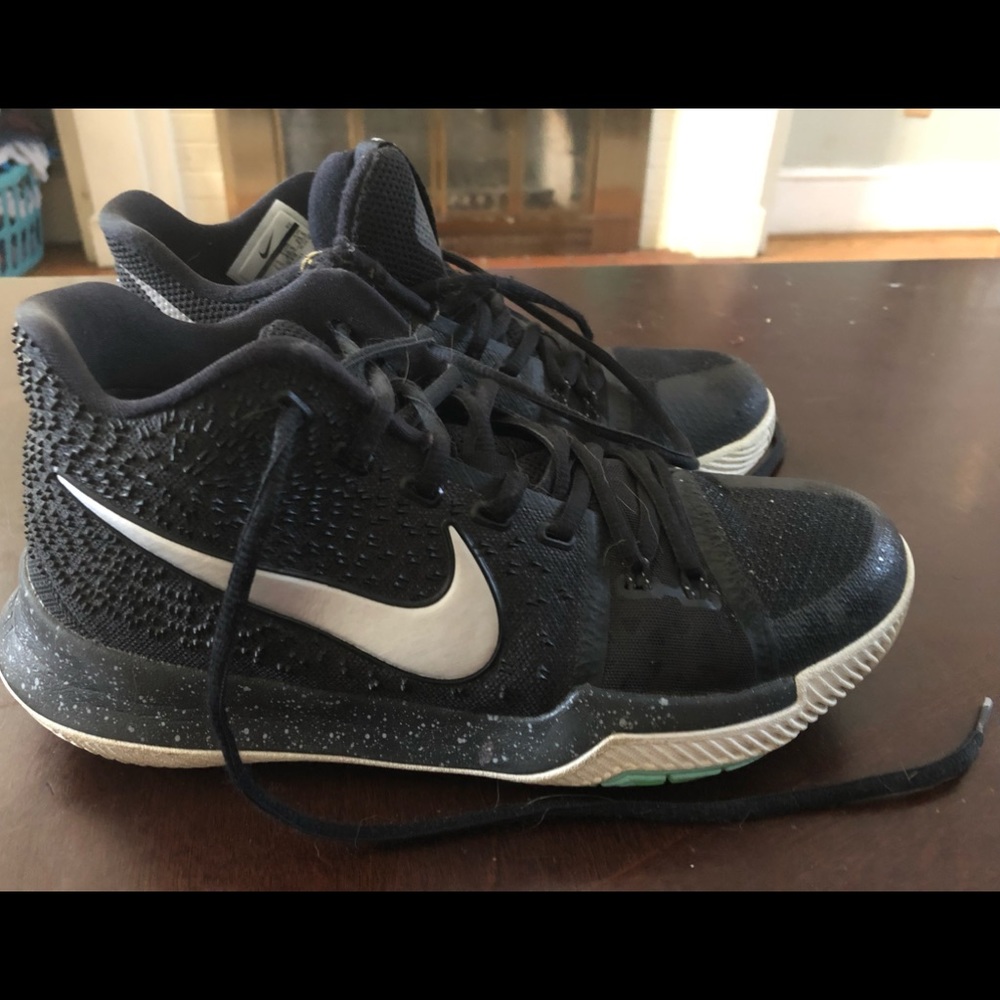 Men’s Size 7.5 Nike Kyrie 3’s